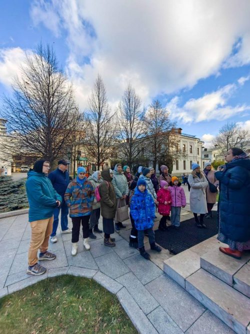 Воспитанники воскресной школы храма иконы Божией Матери «Живоносный Источник» в Бибиреве посетили Марфо-Мариинскую обитель