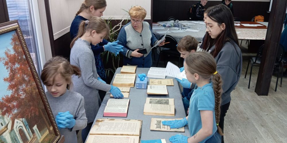 Дети воскресной школы храма святого благоверного князя Димитрия Донского в Раеве на открытом уроке познакомились со старинными книгами