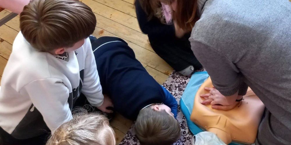 Мастер-класс по оказанию первой помощи прошел в воскресной школе храма Тихвинской иконы Божией Матери в Алексеевском
