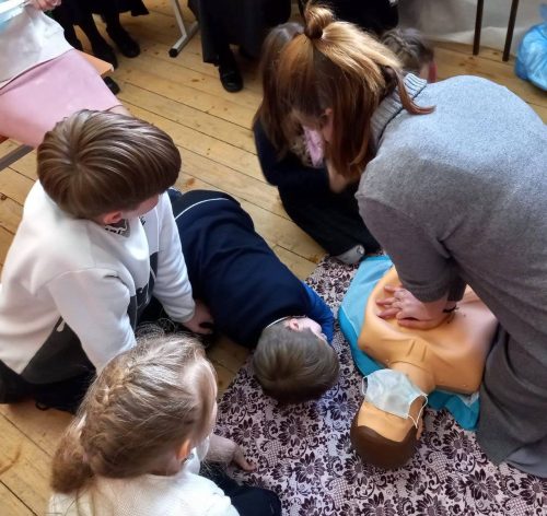 Мастер-класс по оказанию первой помощи прошел в воскресной школе храма Тихвинской иконы Божией Матери в Алексеевском