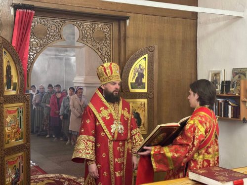 Митрополит Арсений возглавил Божественную литургию в храме святого великомученика Феодора Стратилата на Щиркове улице Великого Новгорода 