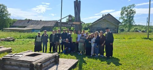 Подростки-паломники храма святых мучеников Адриана и Наталии в Бабушкине под руководством клирика храма протоиерея Николая Крикоты посетили Свято-Успенский Александро-Ошевенский монастырь