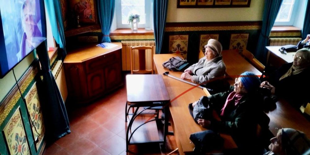 В рамках программы «Московское долголетие» при храме святых мучеников Адриана и Наталии в Бабушкине прошла очередная встреча членов Киноклуба