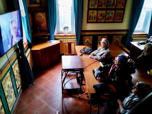 В рамках программы «Московское долголетие» при храме святых мучеников Адриана и Наталии в Бабушкине прошла очередная встреча членов Киноклуба