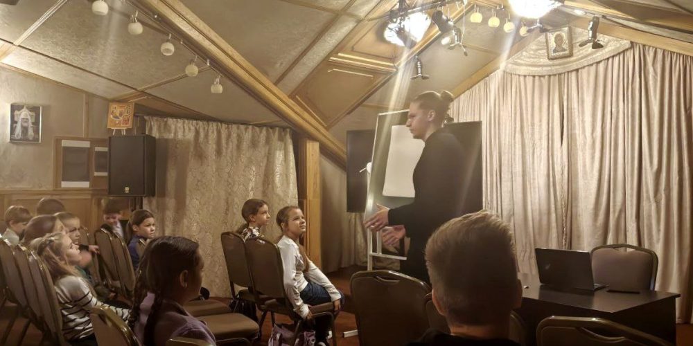 Необычное занятие в детской воскресной школе при храме Покрова Пресвятой Богородицы в Медведково провел студент СДА