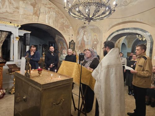 В храме Ризоположения в Леонове прошла традиционная поминальная служба