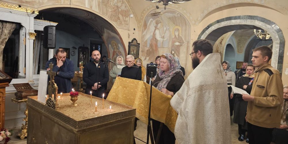 В храме Ризоположения в Леонове прошла традиционная поминальная служба