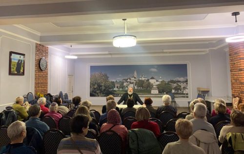 Ответственный за миссионерскую работу храма преподобного Сергия Радонежского в Бибиреве провел беседу с группой участников программы «Московское долголетие»