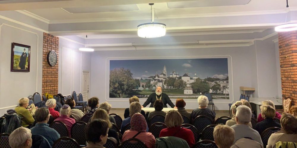 Ответственный за миссионерскую работу храма преподобного Сергия Радонежского в Бибиреве провел беседу с группой участников программы «Московское долголетие»