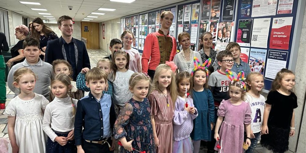 Ученики и родители Воскресной школы «Сретение» посетили балетную постановку П.И. Чайковского «Щелкунчик»