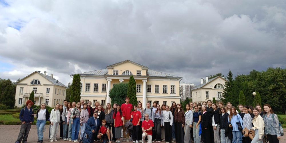 Участники образовательной-туристской программы «Университетские смены» побывали в усадьбе Свиблово