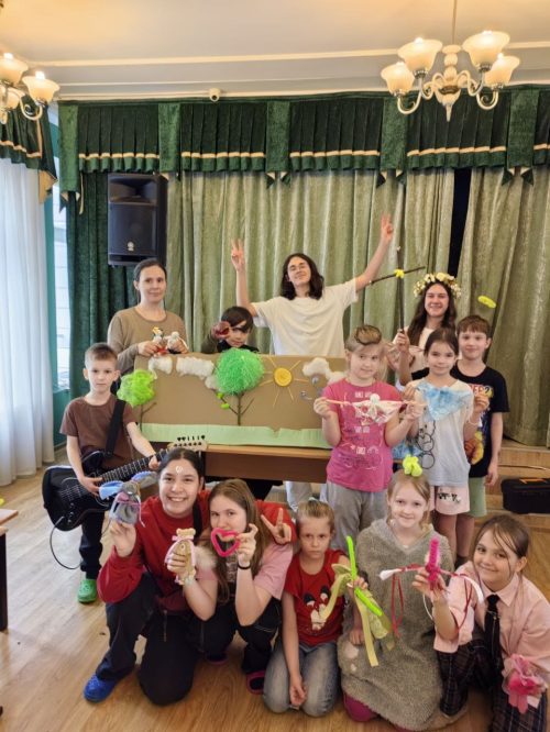 Учащиеся воскресной школы храма святителя Макария (Невского) в Бутырском посетили с пасхальным мастер-классом семейный детский дом ГБУ ЦССВ «Алые паруса»