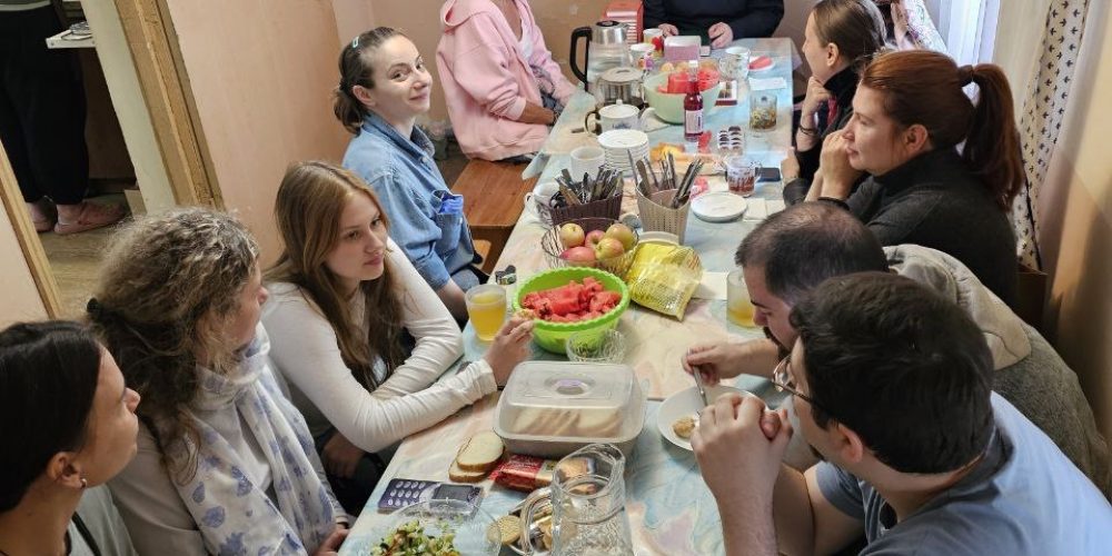 Волонтеры-прихожане храма Ризоположения в Леонове обсудили за чаепитием дальнейшие планы по реставрации храма