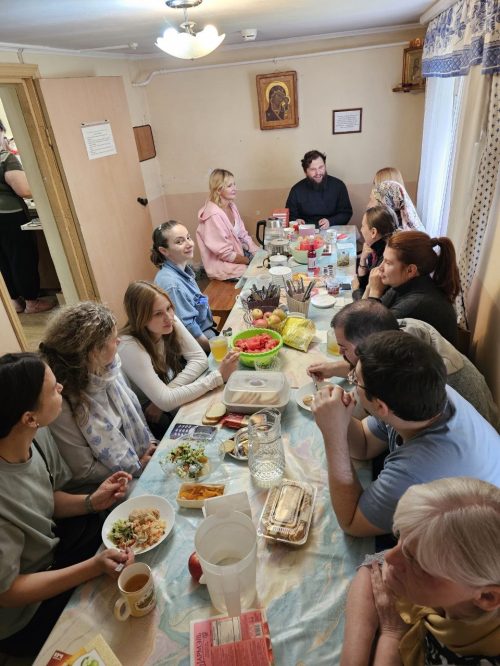 Волонтеры-прихожане храма Ризоположения в Леонове обсудили за чаепитием дальнейшие планы по реставрации храма