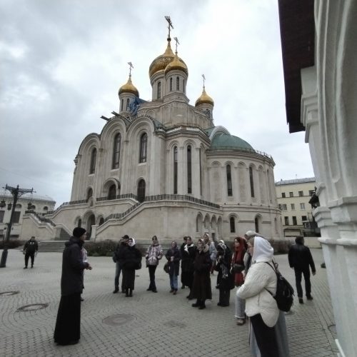 Студенты Института славянской культуры вместе с клириком храма святых мучеников Адриана и Наталии в Бабушкине посетили Сретенский монастырь