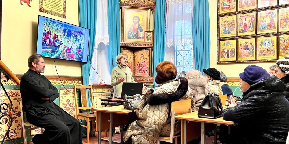 В храме святых мучеников Адриана и Наталии в Бабушкине для участников проекта «Московское долголетие» прошла беседа, посвященная истории России