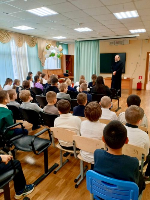 Клирик храма святых мучеников Адриана и Наталии в Бабушкине провел урок ученикам школы №1537