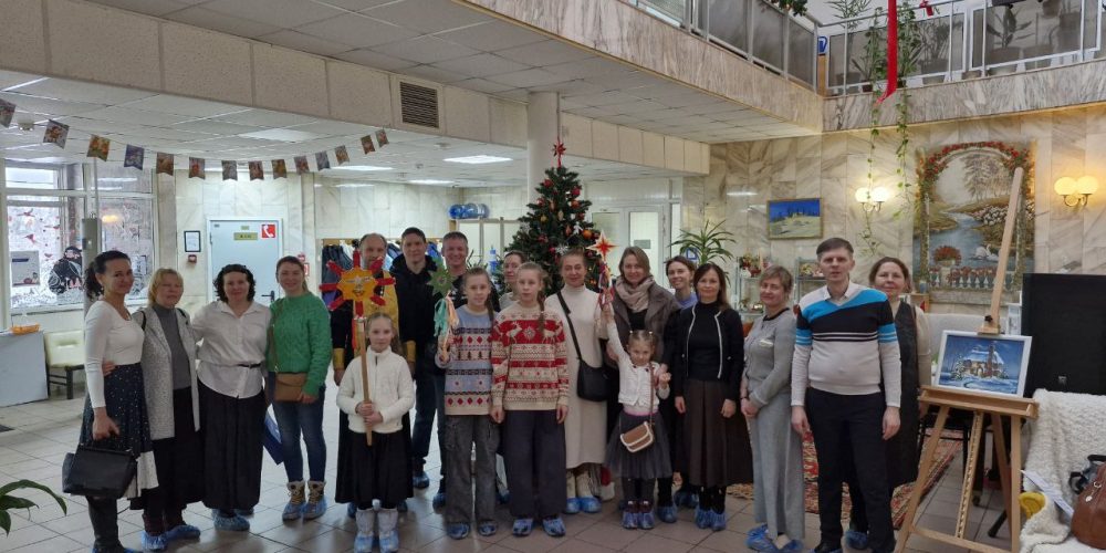 Прихожане храма Ризоположения в Леонове поздравили пациентов хосписа в Ростокине с Рождеством Христовым