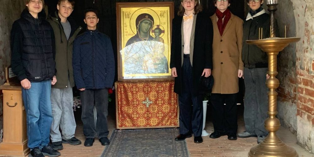 Молодежный актив храма Живоначальной Троицы при бывшем приюте Бахрушиных совершили духовное путешествие в Иоанно-Богословский мужской монастырь, расположенный на живописном берегу Оки в селе Пощупово