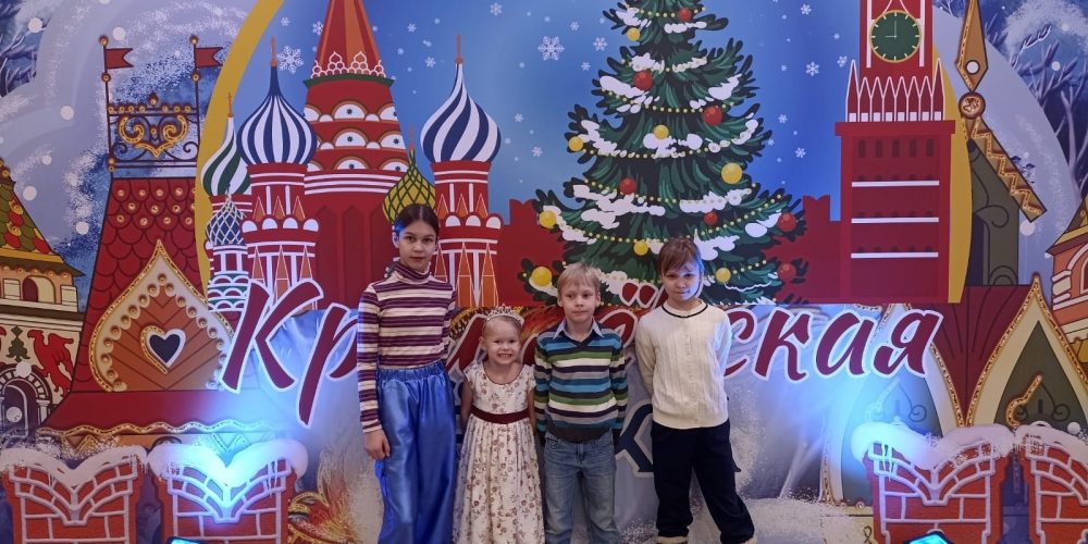 Дети сотрудников храма святых равноапостольных Мефодия и Кирилла в Ростокине побывали на Патриаршей Елке