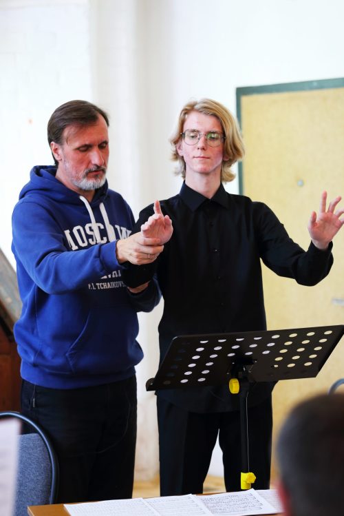 В правой руке — земля, в левой — Вечность