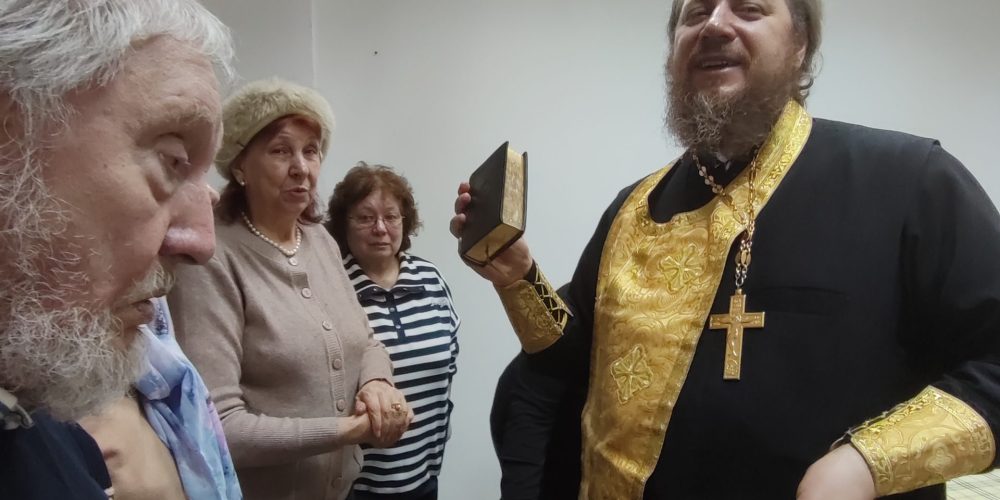 Клирик храма иконы Божией Матери «Нечаянная Радость» совершил Таинства Исповеди, Причастия и Соборования в помещении местной районной организации инвалидов «Марфино»