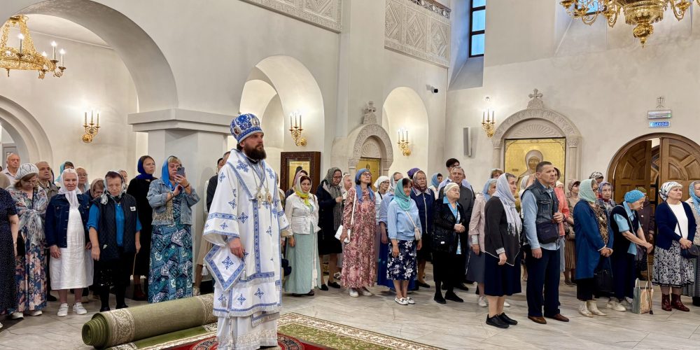 Митрополит Арсений возглавил Литургию в день престольного праздника храма Казанской иконы Божией матери в Лосиноостровской