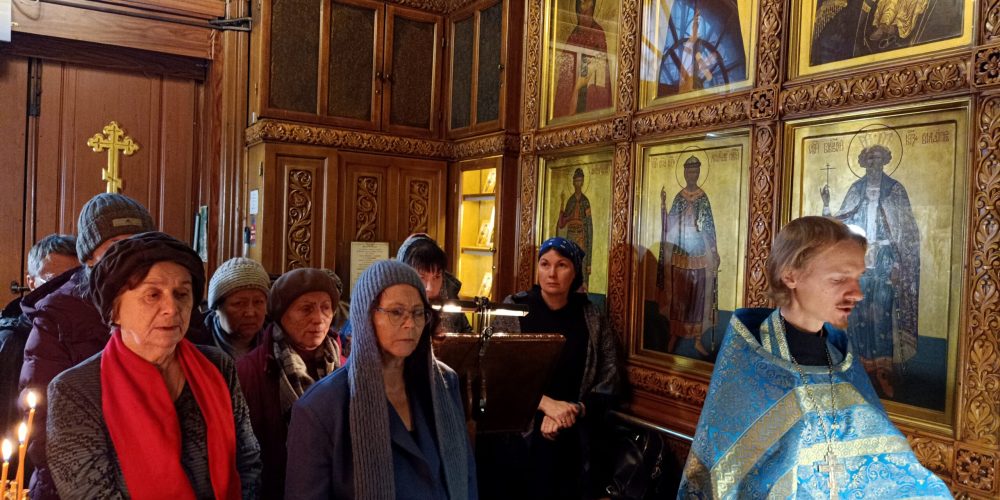 Участники проекта «Московское долголетие» при храме Живоначальной Троицы в усадьбе Свиблово посетили Иверскую часовню на Красной площади и Московский епархиальный дом