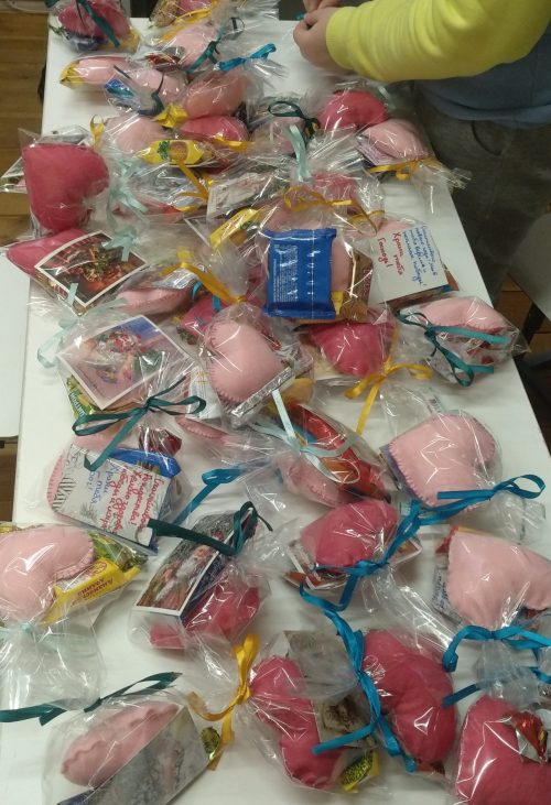 Подростки воскресной школы при храме святителя Николая Чудотворца в Отрадном подготовили подарки к Рождеству для участников СВО