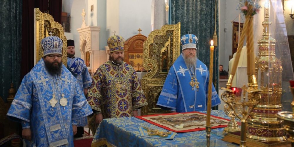 В праздник иконы Божией Матери «Знамение» архиепископ Егорьевский Матфей сослужил архиепископу Одинцовскому и Красногорскому Фоме за Божественной литургией в Знаменском храме в Кунцеве