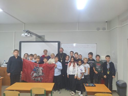 Клирик храма Живоначальной Троицы в Останкино принял участие в двух школьных мероприятиях, посвященных Дню Героев Отечества