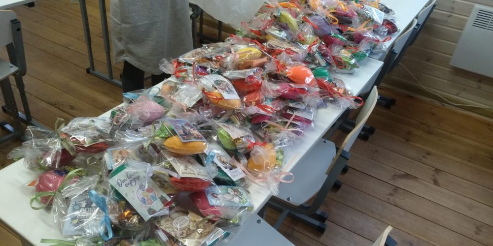 Подростки воскресной школы при храме святителя Николая Чудотворца в Отрадном подготовили подарки воинам СВО к Пасхе