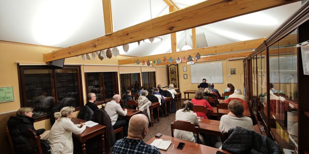 В храме Положения Ризы Пресвятой Богородицы во Влахерне, в Леонове прошли занятия Библейской школы для взрослых, посвященные малым пророкам и толкованию Евангелия