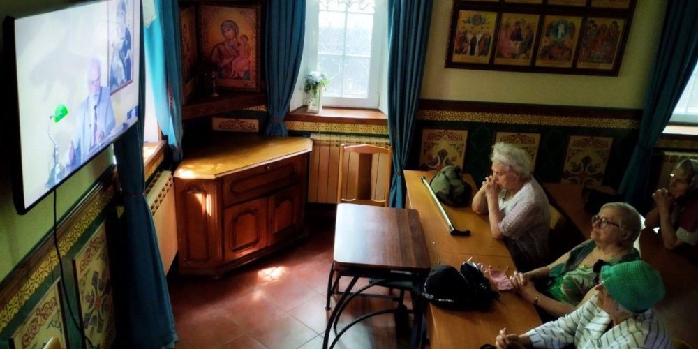 На встрече Киноклуба в рамках программы «Московское долголетие» при храме святых мучеников Адриана и Наталии в Бабушкине участники познакомились с лекцией «Незнакомая знакомая русская литература»