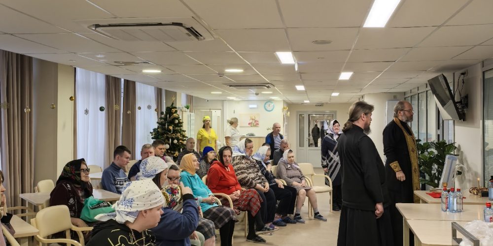 Клирик храма святых мучеников Адриана и Наталии в Бабушкине посетил жителей социального дома «Ярославский»