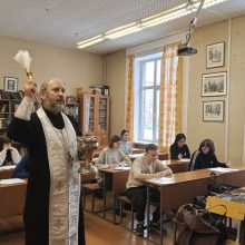 Клирик храма святых мучеников Адриана и Наталии в Бабушкине совершил чин Великого освящения воды в домовом храме Института славянской культуры