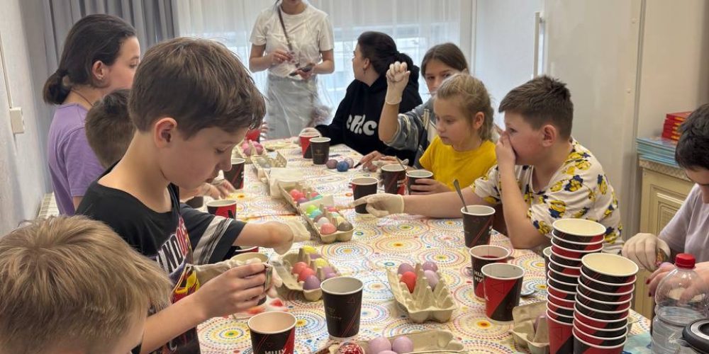 В преддверии Пасхи волонтёры храма Живоначальной Троицы в Останкино посетили подопечных центра «Алые паруса»