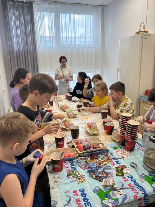 В преддверии Пасхи волонтёры храма Живоначальной Троицы в Останкино посетили подопечных центра «Алые паруса»