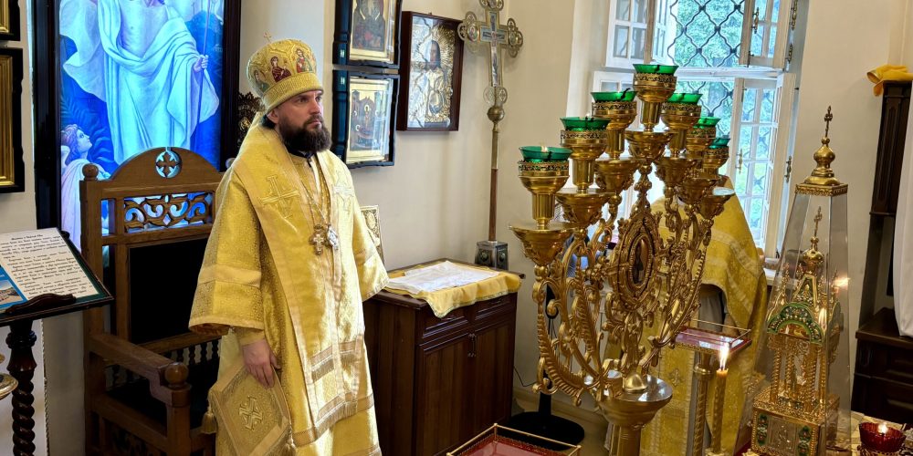 В Неделю 6-ю по Пятидесятнице митрополит Арсений совершил Литургию в храме Живоначальной Троицы в усадьбе Свиблово