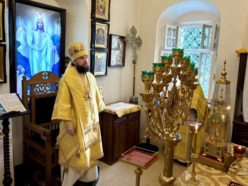 В Неделю 6-ю по Пятидесятнице митрополит Арсений совершил Литургию в храме Живоначальной Троицы в усадьбе Свиблово