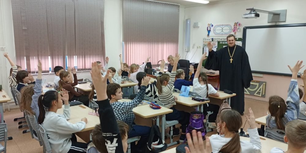 Клирик Ростокинского храма провел школьные уроки по предмету ОРКСЭ в школе №1499