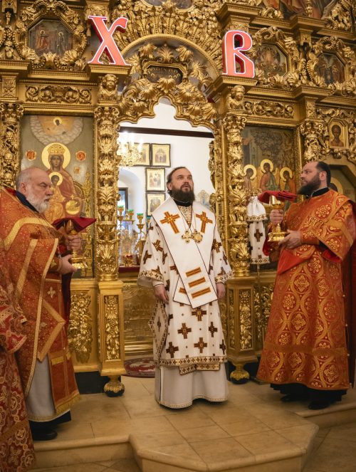 В день Радоницы митрополит Арсений совершил Божественную литургию в храме Живоначальной Троицы в Усадьбе Свиблово