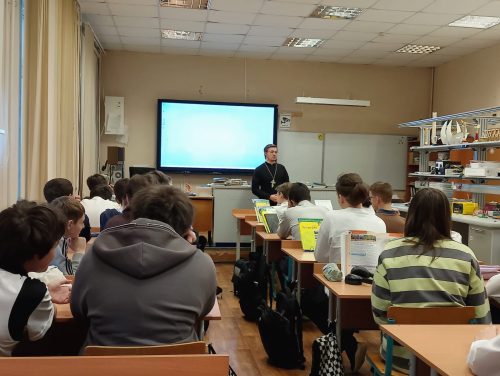 Клирик храма иконы Божией Матери «Отрада и Утешение» в Ярославском встретился с восьмиклассниками школы №1537