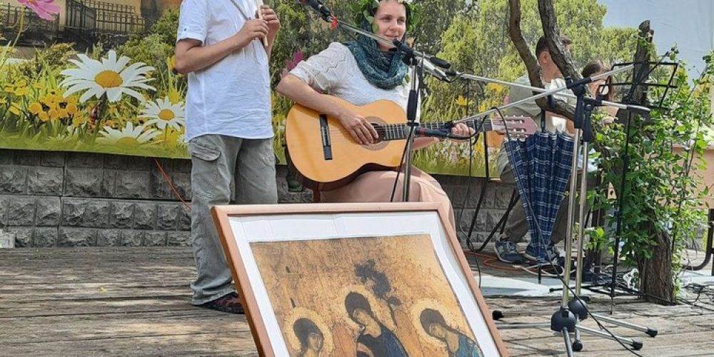 Праздничные гуляния в День Святой Троицы на приходе храма Владимирской иконы Божией Матери в Виноградове