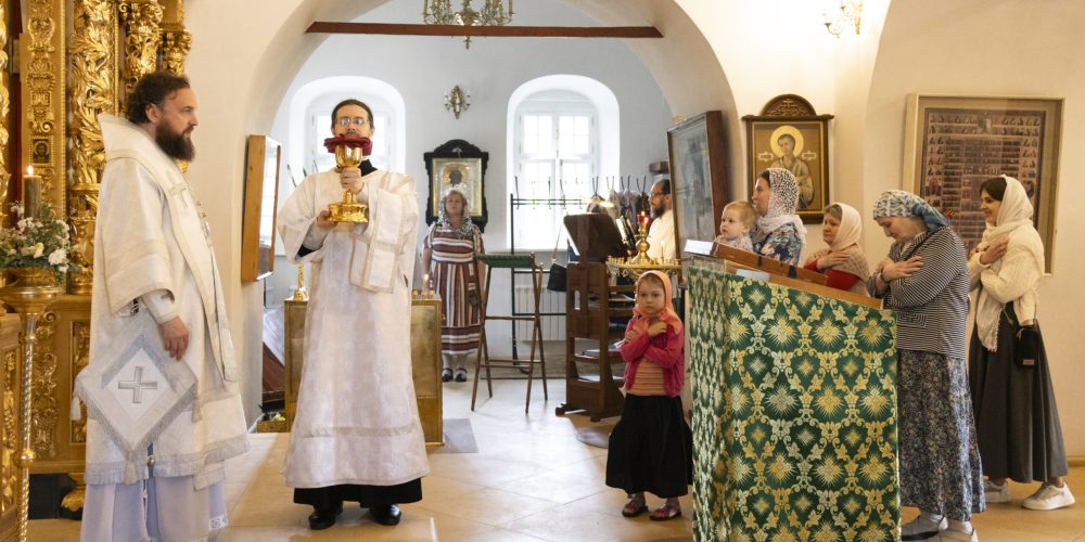 В отдание Вознесения Господня и день памяти блаженной Ксении Петербургской митрополит Арсений совершил Божественную литургию в храме Живоначальной Троицы в усадьбе Свиблово