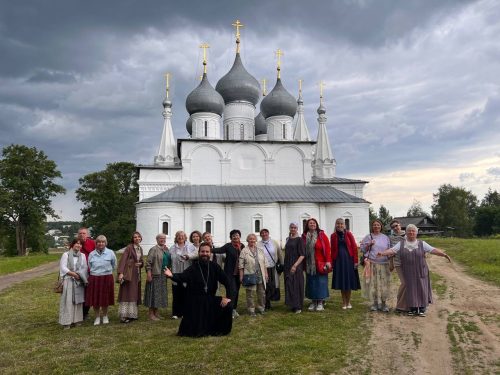 Прихожане храма Ризоположения в Леонове совершили паломничество ко Святыням Романова-Борисоглебска