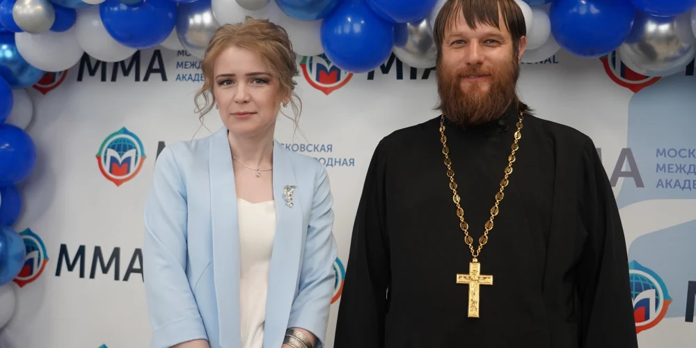 Иерей Иоанн Янушек посетил выпускной в Московской международной академии