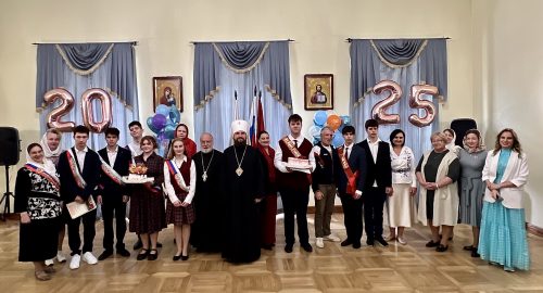 Митрополит Арсений посетил «последний звонок» в православной школе имени преподобного Сергия Радонежского в усадьбе Свиблово