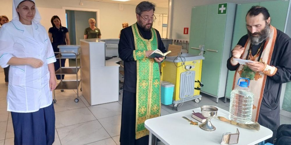 Клирики храмов викариатства посетили отделения неврологии ГКБ №20