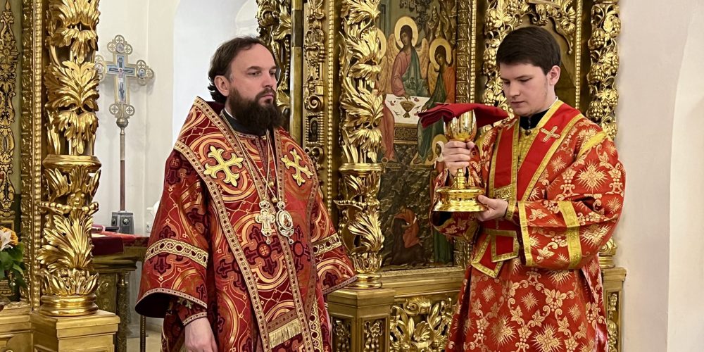 Митрополит Арсений совершил Божественную литургию в храме Живоначальной Троицы в усадьбе Свиблово